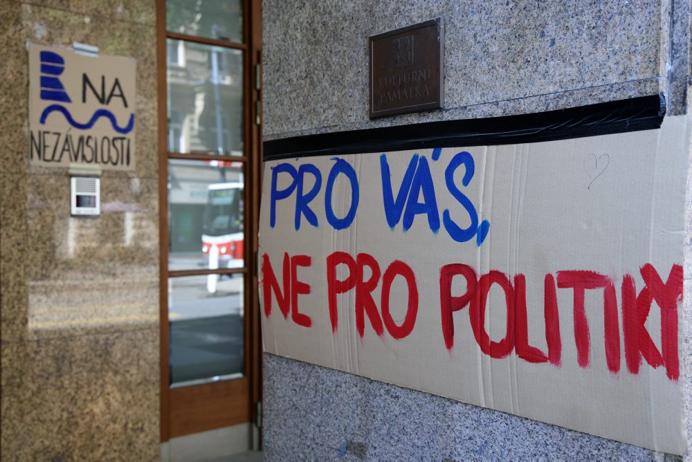 Transparenty pred hlavnou budovou Českého rozhlasu v Prahe 