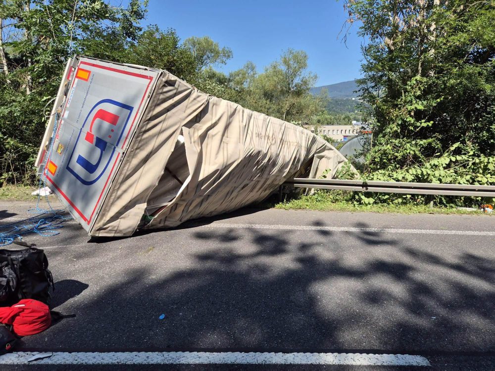 Nehoda auta s kamiónom v Dolnom Kubíne