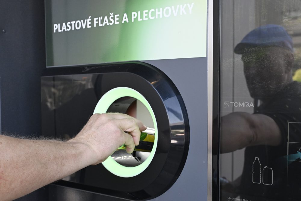 Zálohovanie PET fliaš a plechoviek na čerpacích staniciach Slovnaft 