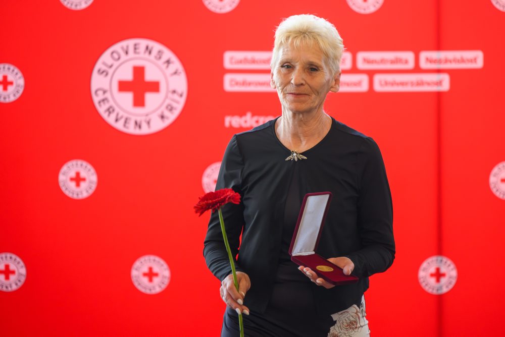 Slovenský Červený kríž ocenil ľudí v oblasti humanitárnej práce, podpory bezpríspevkového darcovstva krvi či opatrovateľstva v rámci osláv Svetového dňa Červeného kríža a Červeného polmesiaca