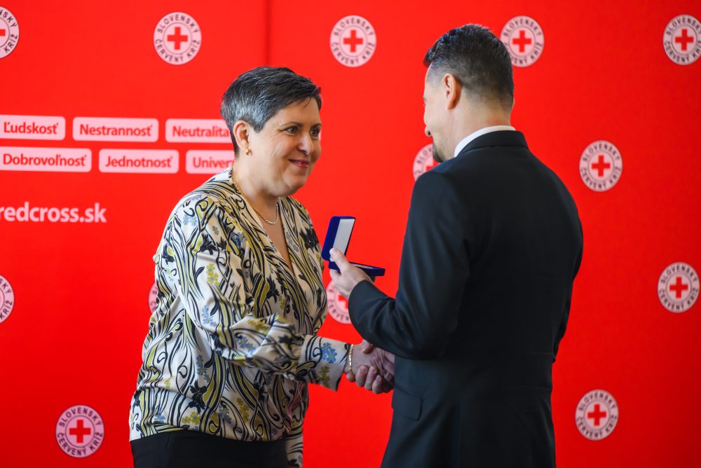 Slovenský Červený kríž ocenil ľudí v oblasti humanitárnej práce, podpory bezpríspevkového darcovstva krvi či opatrovateľstva v rámci osláv Svetového dňa Červeného kríža a Červeného polmesiaca