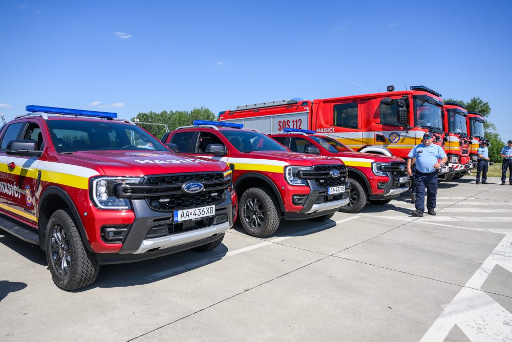 Príslušníkom Policajného zboru a Hasičského a záchranného zboru odovzdajú novú špecializovanú techniku 