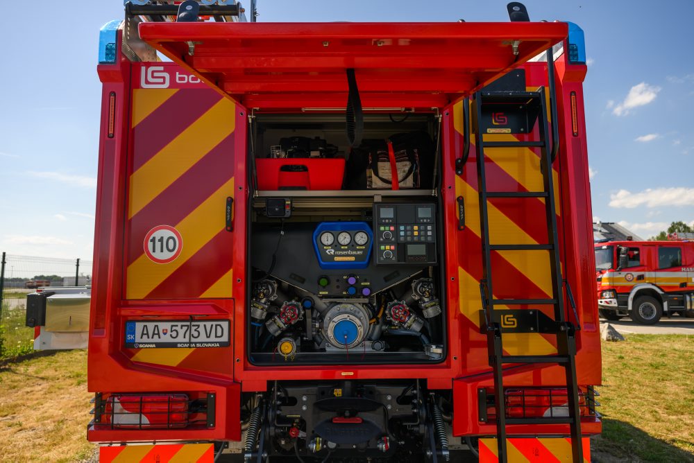 Príslušníkom Policajného zboru a Hasičského a záchranného zboru odovzdajú novú špecializovanú techniku 
