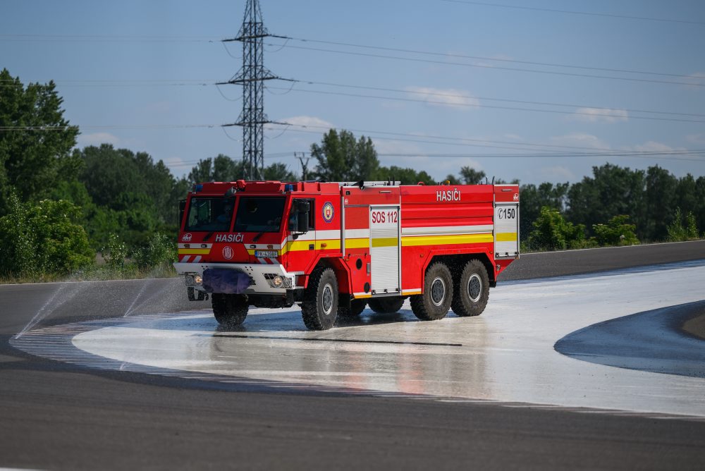Príslušníkom Policajného zboru a Hasičského a záchranného zboru odovzdajú novú špecializovanú techniku 