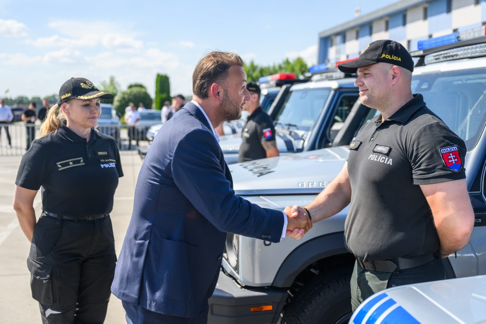 Príslušníkom Policajného zboru a Hasičského a záchranného zboru odovzdajú novú špecializovanú techniku 