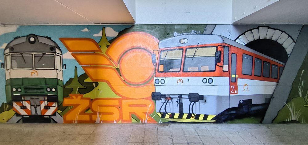 Železničný podchod v Ruskove skrášlila grafiti maľba s motívom vlakov