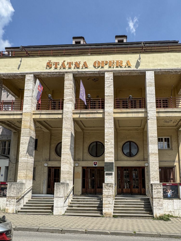 Budova Štátnej opery v Banskej Bystrici