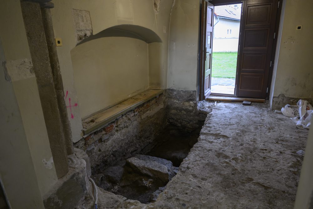 Smižany: Do podlahy kostola umiestnili časovú schránku, prebehol tam výskum