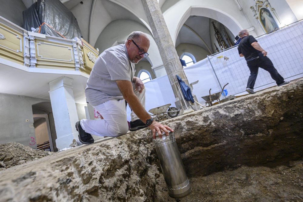 Smižany: Do podlahy kostola umiestnili časovú schránku, prebehol tam výskum