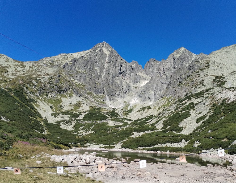 Ochranári z TANAP-u naďalej pripomínajú, že vo vzácnych plesách je zákaz kúpania