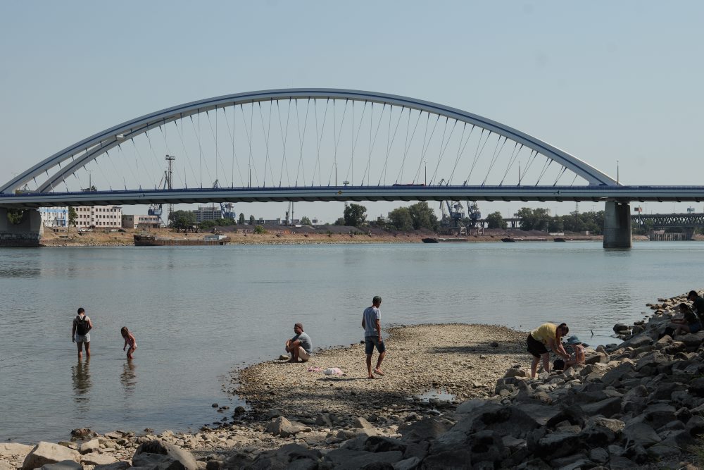 Nízky stav hladiny vody Dunaja z Nábrežného parku Staré LIDO v Bratislave  