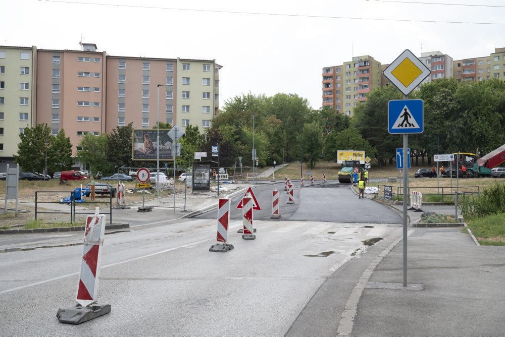 Oprava vozovky a zastávky MHD na Ulici J. Alexyho v Bratislave