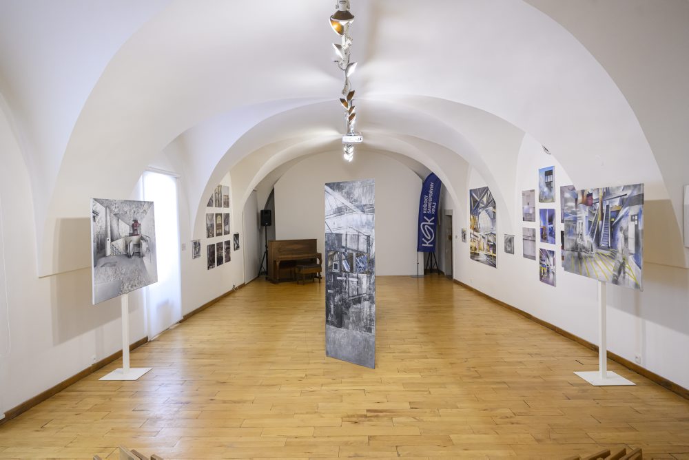 Výstava s názvom Stanice v Gálerii umelcov Spiša v Spiššskej Novej Vsi 