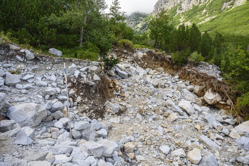 Poškodený turistický chodník vo Veľkej Studenej doline 