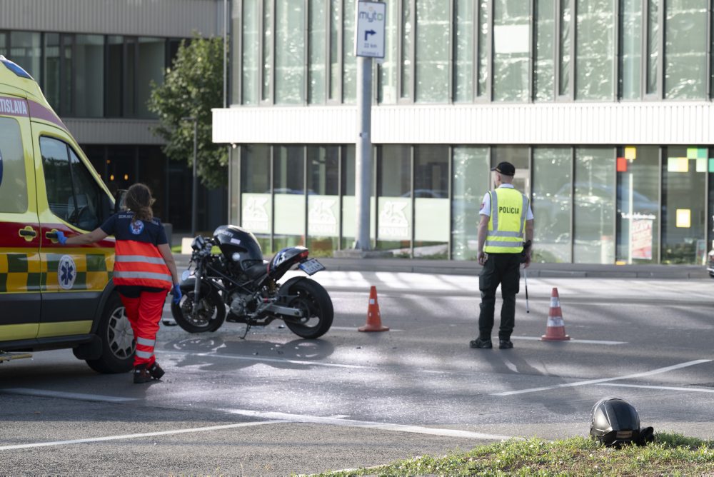 Nehoda motorky a osobného auta na Lamačskej ceste v Bratislave