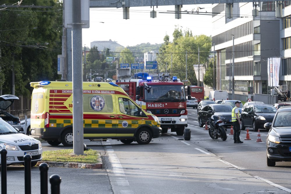 Nehoda motorky a osobného auta na Lamačskej ceste v Bratislave