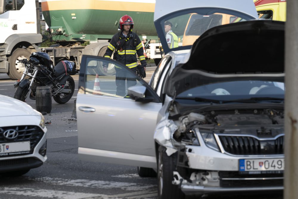 Nehoda motorky a osobného auta na Lamačskej ceste v Bratislave