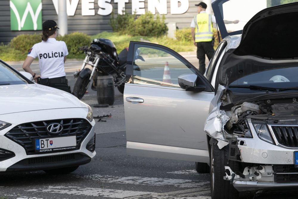 Nehoda motorky a osobného auta na Lamačskej ceste v Bratislave
