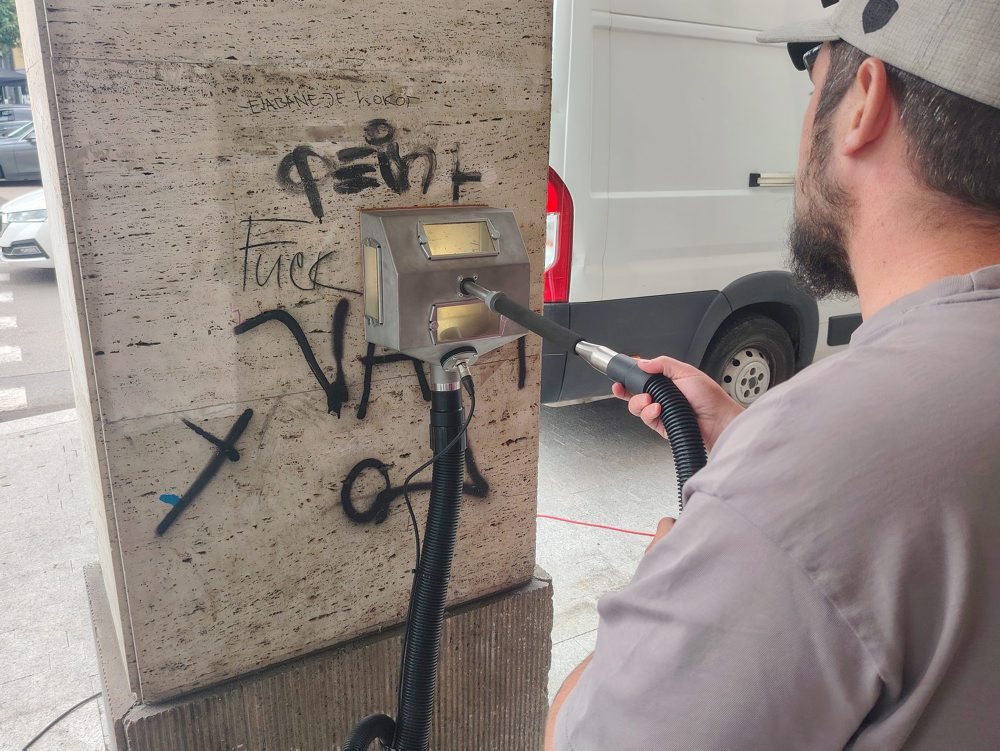 Nové zariadenie pomôže s odstraňovaním grafitových nápisov na Bulvári v Žiline
