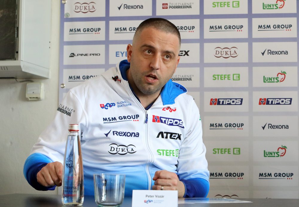 Tlačová konferencia Slovenského zväzu biatlonu po návrate biatlonistov z MSJaK v Arberi