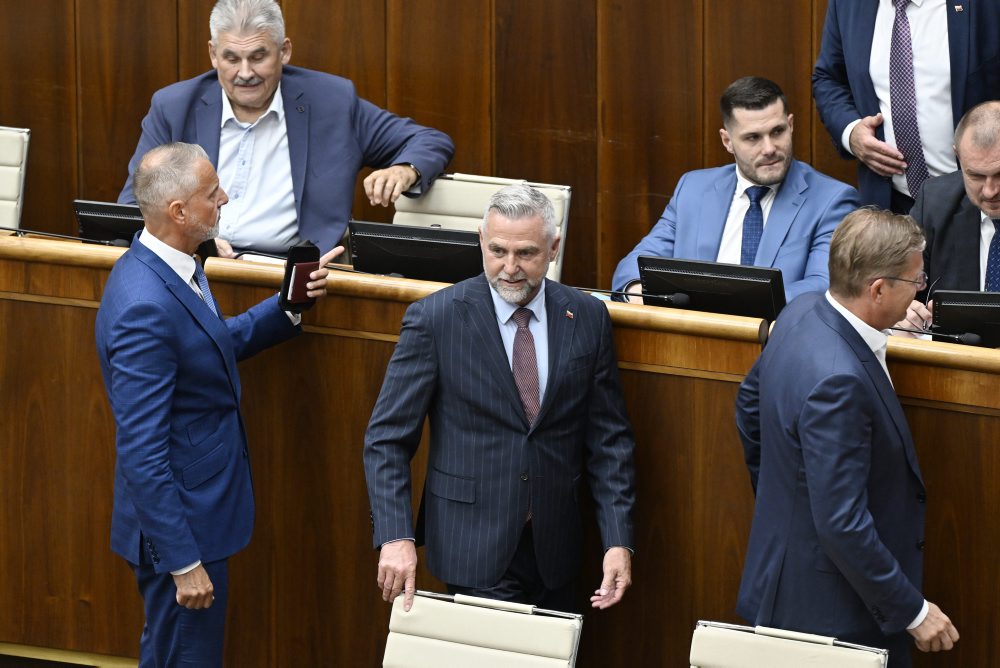 Poslanci nebudú odvolávať T. Gašpara, odmietli program schôdze