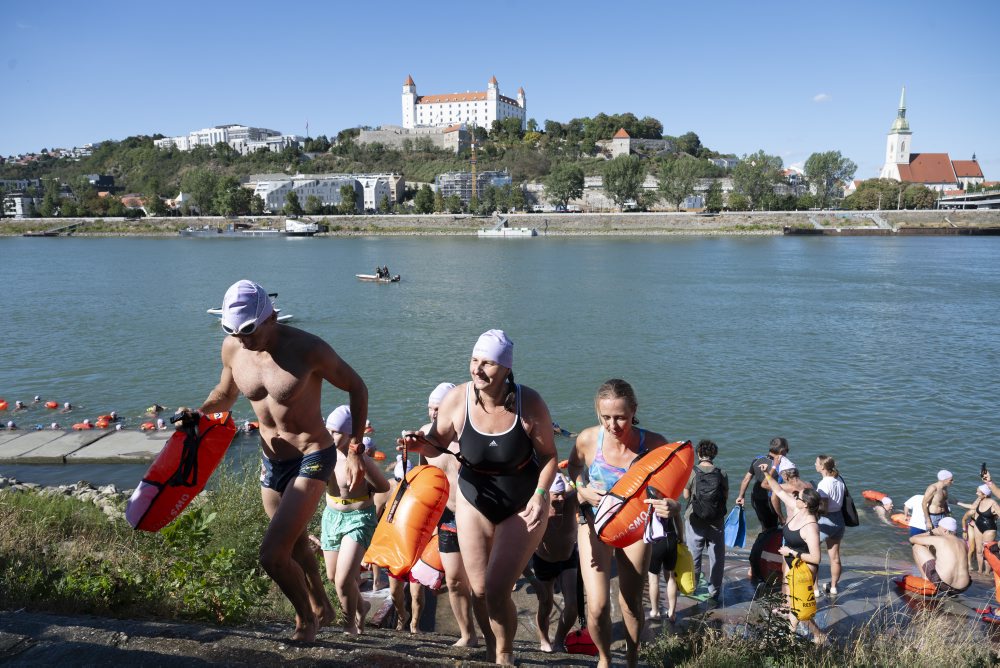 Trinásty ročník preplávania cez Dunaj Trans Danube Swim