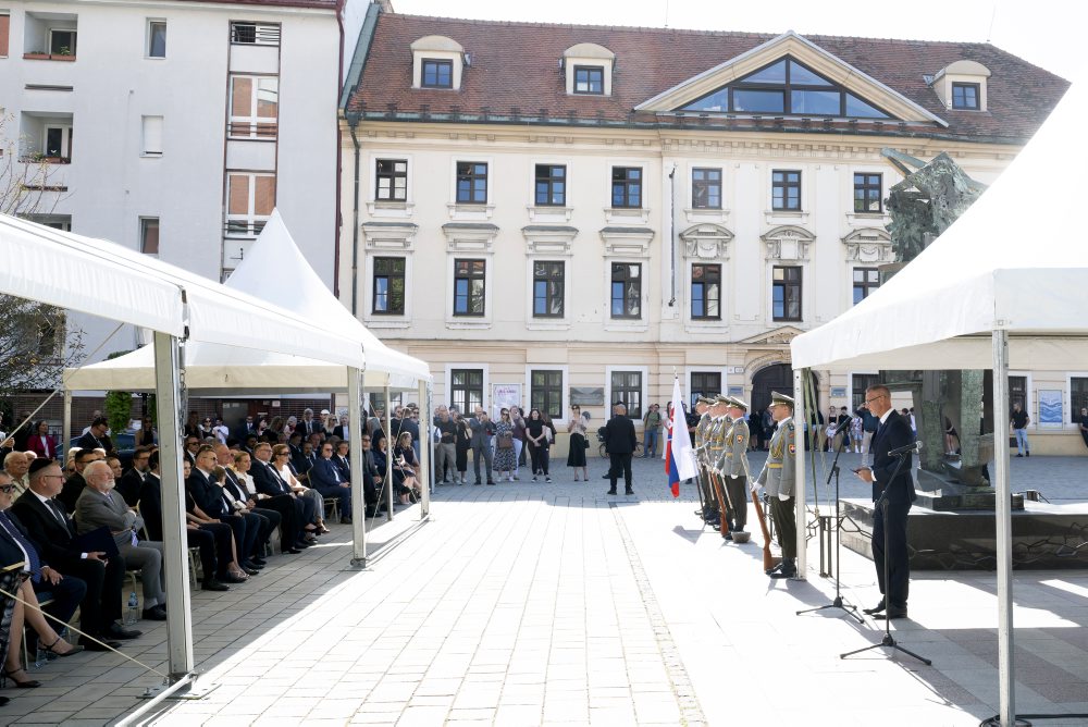 Kladenie kamienkov pri príležitosti Pamätného dňa obetí holokaustu a rasového násilia