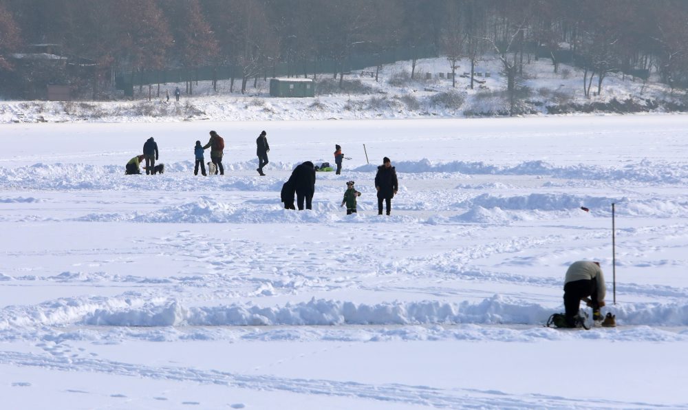 Korčuľovanie na zamrznutej vodnej nádrži Môťová pri Zvolene