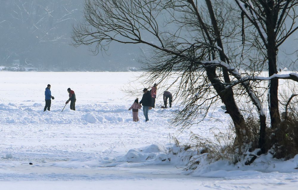 Korčuľovanie na zamrznutej vodnej nádrži Môťová pri Zvolene