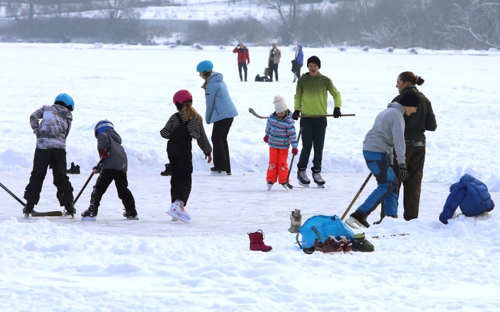 Korčuľovanie na zamrznutej vodnej nádrži Môťová pri Zvolene