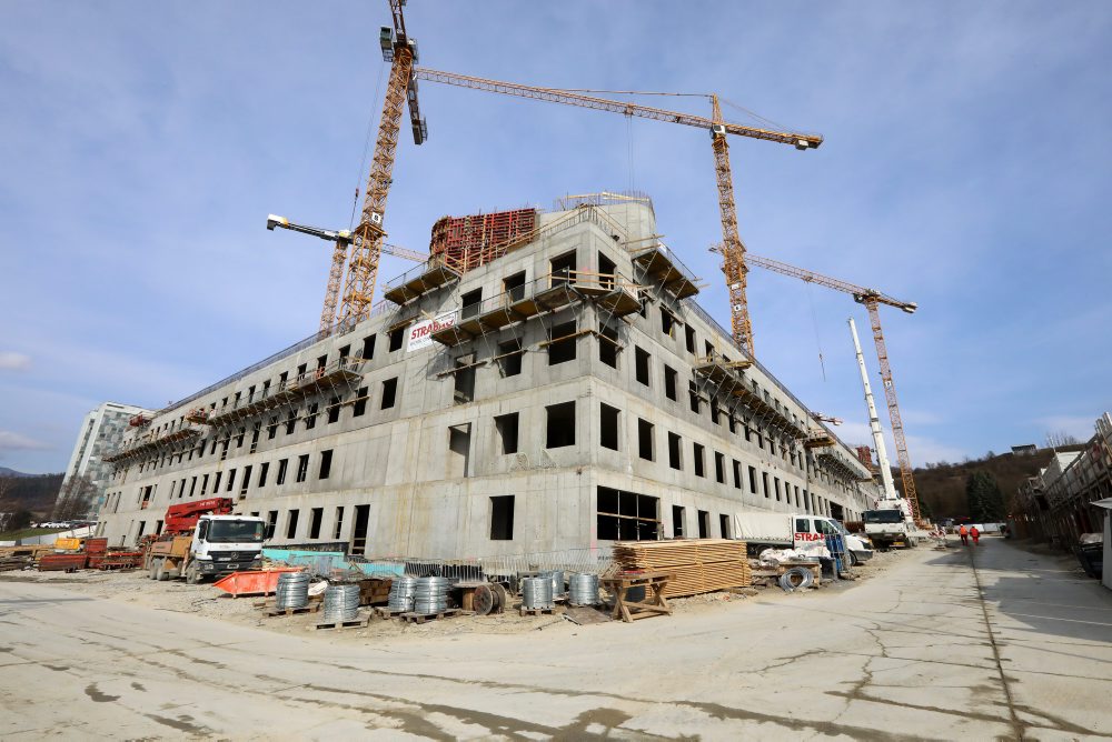 B. Bystrica: Výstavba novej nemocnice pokračuje tempom jedno poschodie za 20 dní