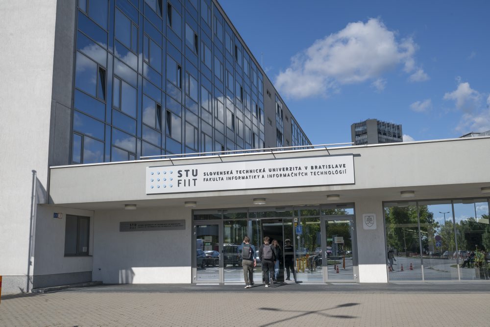 Fakulta informatiky a informačných technológií STU v Bratislave 