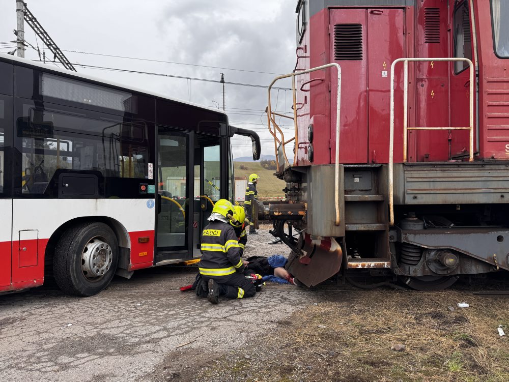 Záchranné zložky na Liptove si vyskúšali zásah pri zrážke autobusu a vlaku