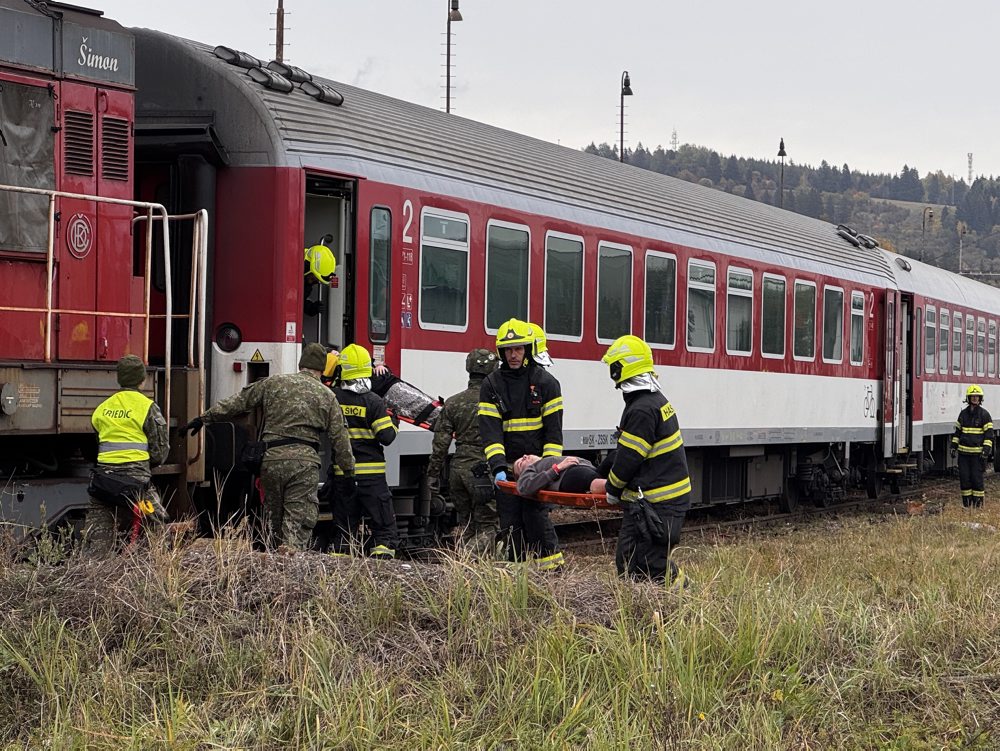 Záchranné zložky na Liptove si vyskúšali zásah pri zrážke autobusu a vlaku