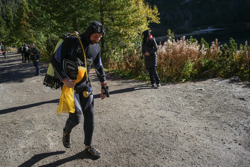 Potápači opäť vyčistili tatranské plesá po letnej turistickej sezóne