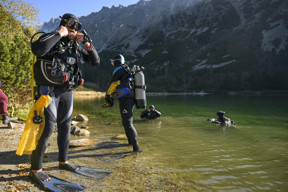 Potápači opäť vyčistili tatranské plesá po letnej turistickej sezóne