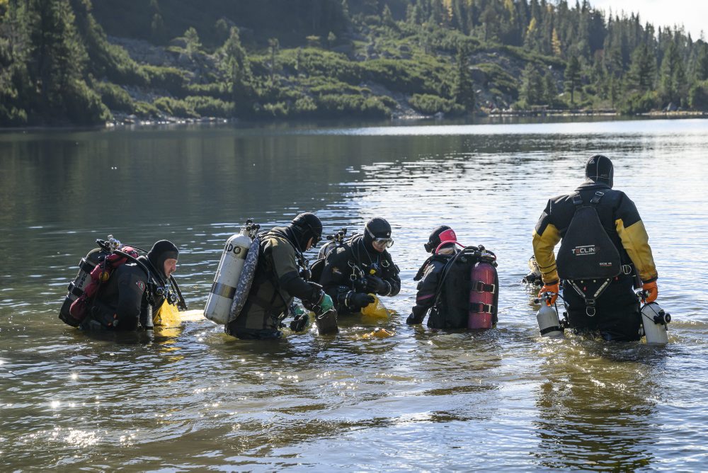 Potápači opäť vyčistili tatranské plesá po letnej turistickej sezóne