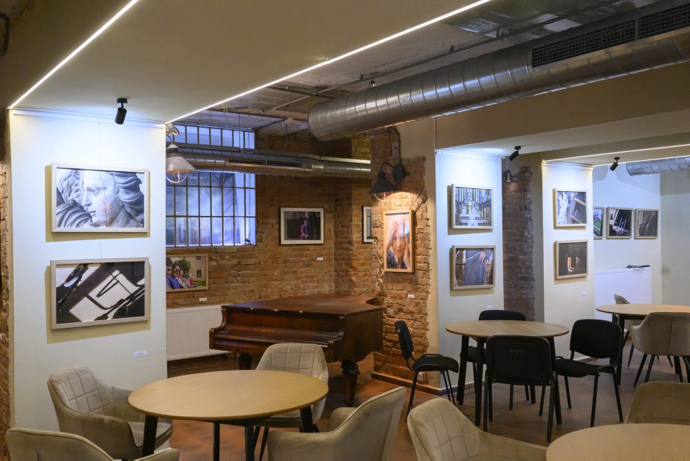 Poprad: Výstava Prah blízkosti v Tatranskej galérii prepája fotografiu a človeka