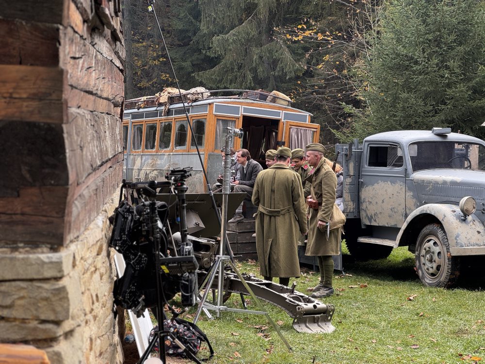 Vo Vychylovke nakrúcali scénu ostrého boja v rámci filmu Autobus do Vlčích dier