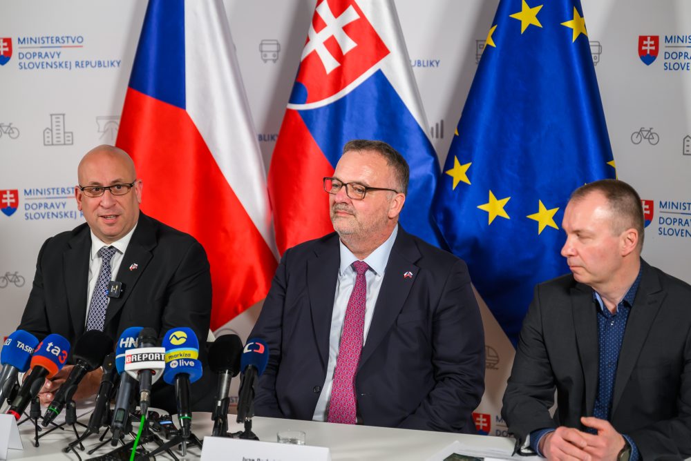 Tlačová konferencia ministra dopravy SR Jozefa Ráža, ministra dopravy Českej republiky Ivana Bednárika a generálneho riaditeľa Železníc SR Miroslava Garaja k vysokorýchlostnej trati 