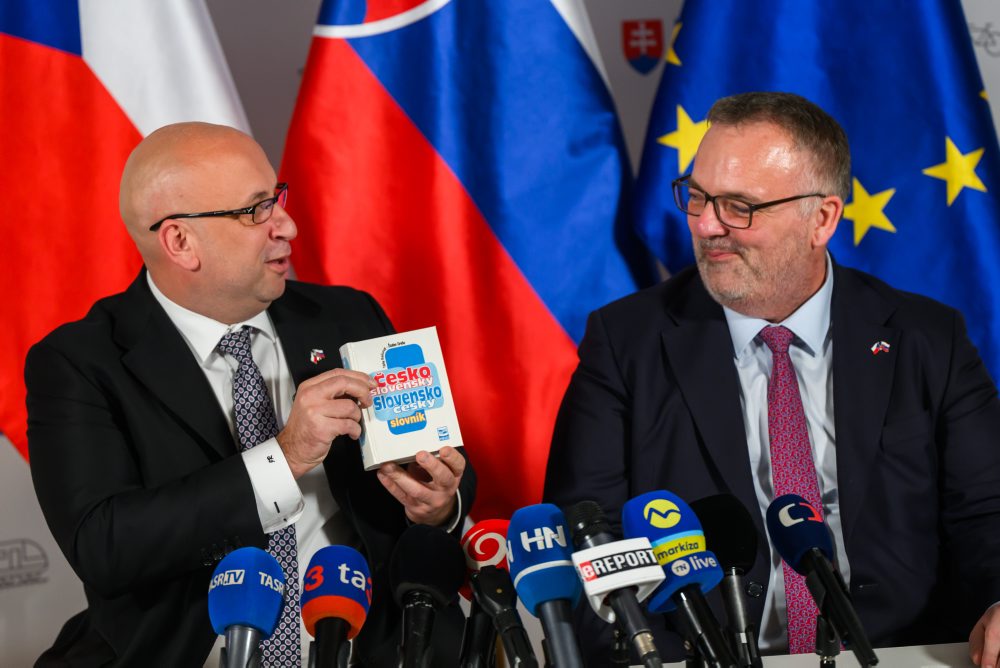 Tlačová konferencia ministra dopravy SR Jozefa Ráža, ministra dopravy Českej republiky Ivana Bednárika a generálneho riaditeľa Železníc SR Miroslava Garaja k vysokorýchlostnej trati 