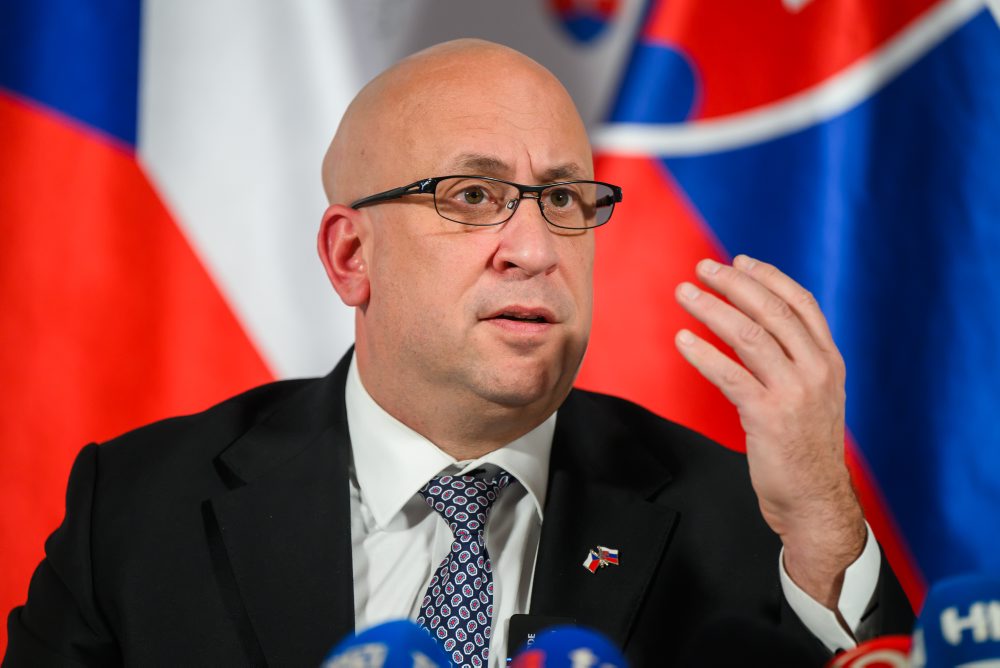 Tlačová konferencia ministra dopravy SR Jozefa Ráža, ministra dopravy Českej republiky Ivana Bednárika a generálneho riaditeľa Železníc SR Miroslava Garaja k vysokorýchlostnej trati 