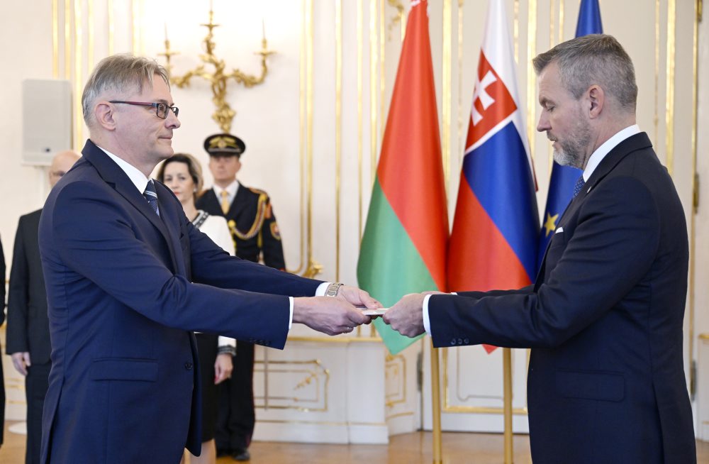 Prezident Peter Pellegrini odovzdal poverovacie listiny trom novým veľvyslancom 