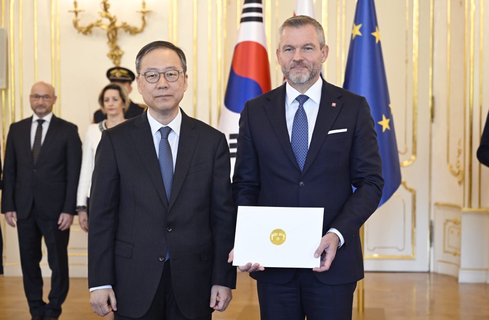 Prezident Peter Pellegrini odovzdal poverovacie listiny trom novým veľvyslancom v SR