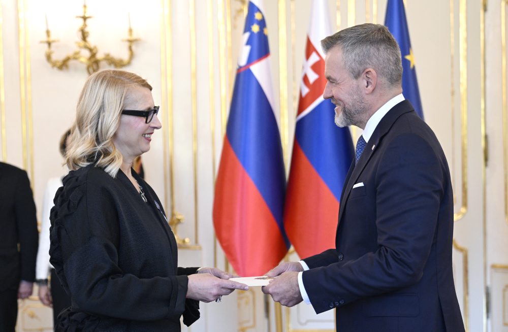 Prezident Peter Pellegrini odovzdal poverovacie listiny trom novým veľvyslancom v SR
