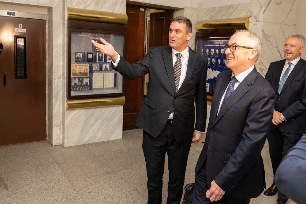 Generálny riaditeľ CERN-u Mark Thomson navštívil SAV-ku