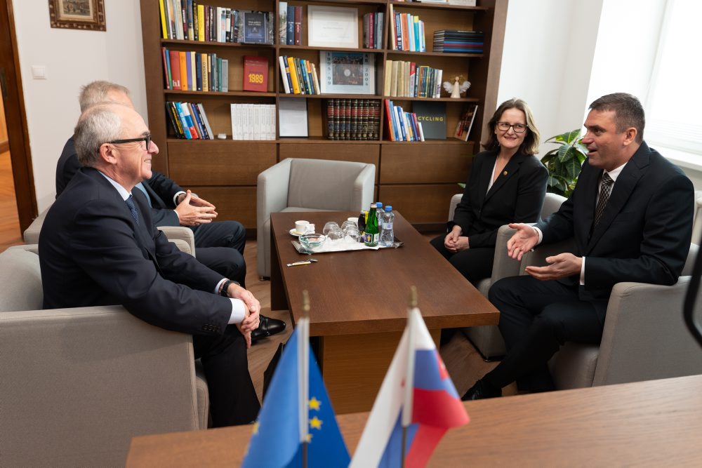 Generálny riaditeľ CERN-u Mark Thomson navštívil SAV-ku