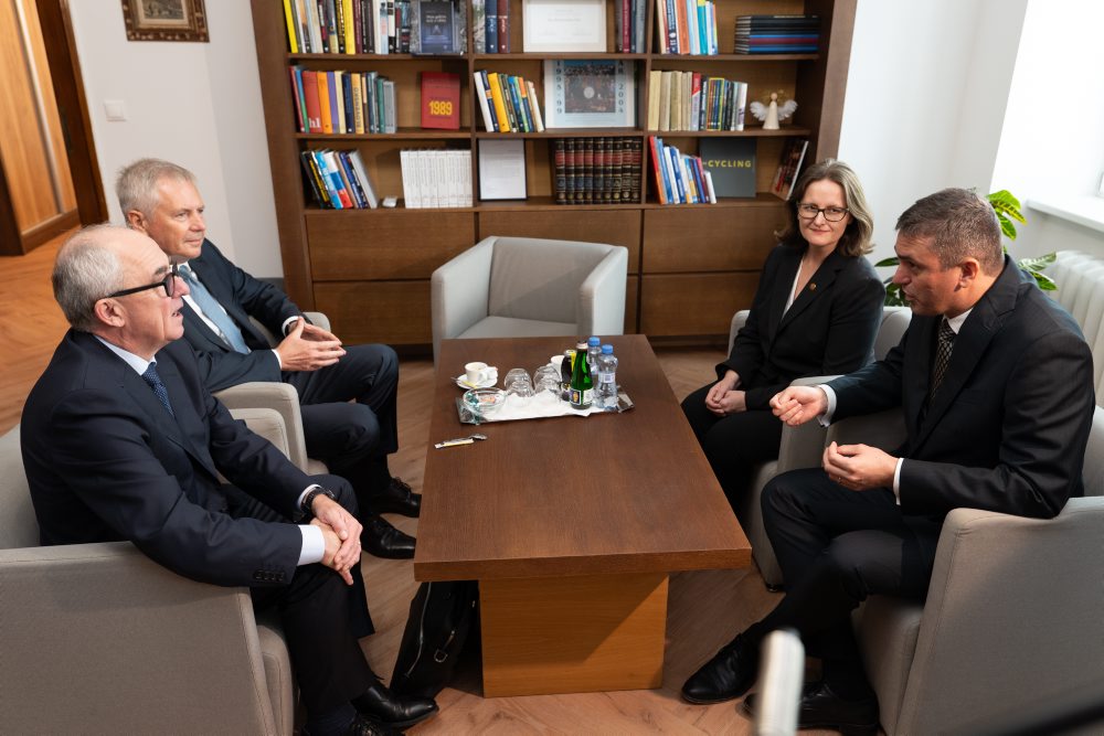 Generálny riaditeľ CERN-u Mark Thomson navštívil SAV-ku