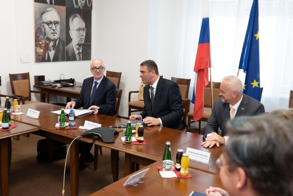 Generálny riaditeľ CERN-u Mark Thomson navštívil SAV-ku