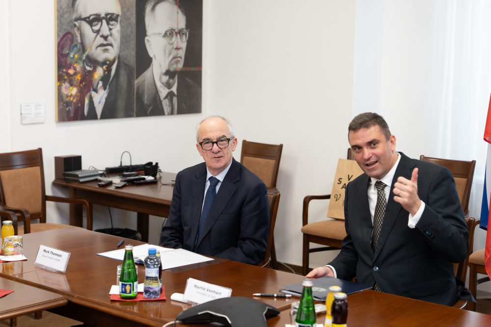 Generálny riaditeľ CERN-u Mark Thomson navštívil SAV-ku